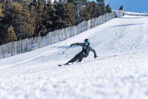 freestyle skiër in het Grandvalira-resort in de winter van 2021 foto
