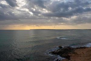 prachtige zonsondergang in calo des mort op het eiland formentera in spanje. foto