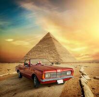 auto in de buurt de piramide foto