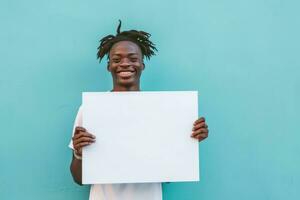 ai gegenereerd jong zwart Mens Holding blanco afdrukken teken foto