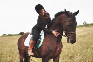 jong mooi meisje - paardrijden, paardensport in de lente foto