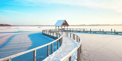 bevroren meer in winter met loopbrug Aan zonnig dag foto