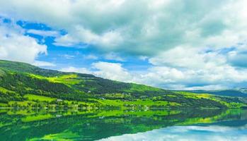 ongelooflijke noorse landschap kleurrijke bergen fjord bossen jotunheimen noorwegen.