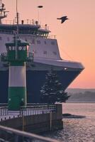 veerboot aankomen Bij vuurtoren in reiswereld foto