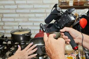 filmische voedsel videografie chef-kok handen Koken in huis keuken foto