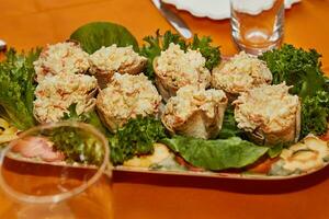 heerlijk eigengemaakt salade met krab stokjes en vers sla Aan marmeren dienblad foto