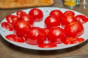 voorbereiding van gevuld tomaten met munt bladeren in huis keuken foto