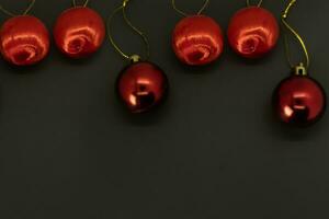 Kerstmis ornamenten Aan zwart achtergrond. top visie met kopiëren ruimte voor tekst foto