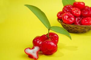 vers water appel fruit en sommige water appel Aan mand achter Aan geel achtergrond foto