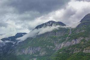 mist mist wolken watervallen op de berg noorse landschap jotunheimen noorwegen. foto