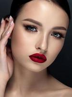 vrouw met rode matte afwerking lippen close-up portret foto