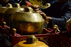 dichtbij omhoog gamelan of bonang Javaans traditioneel instrumentaal muziek- van Indonesië. foto