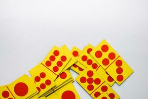 dominostenen spelen kaarten geïsoleerd wit achtergrond, geel rood dominostenen kaarten foto