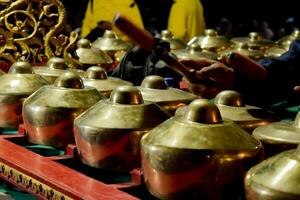 dichtbij omhoog gamelan of bonang Javaans traditioneel instrumentaal muziek- van Indonesië. foto