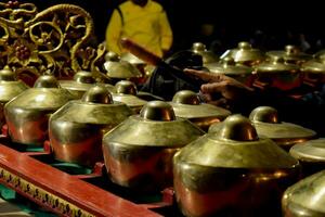 dichtbij omhoog gamelan of bonang Javaans traditioneel instrumentaal muziek- van Indonesië. foto