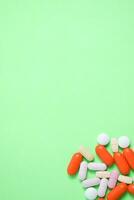 kleurrijk medisch pillen Aan groen achtergrond met kopiëren ruimte, supplement, vitamine, kleurrijk foto