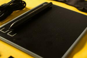 elektronisch tekening pen tablet stylus en accessoires USB converteren haven, handschoen, en kabel geïsoleerd geel achtergrond foto