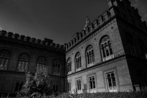 architectuur en straten van de oud dorp. de historisch architectuur van Tsjernivtsi, Oekraïne. oud stad na de regen. foto