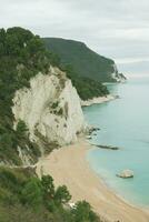 sirolo is een pittoreske stad- gelegen langs de adriatisch kust in de Marche regio van Italië. bekend voor haar verbijsterend stranden, Doorzichtig blauw wateren, en charmant historisch centrum. foto