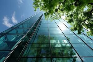 ai gegenereerd milieuvriendelijk gebouw in de modern stad. duurzame glas kantoor gebouw met boom voor verminderen koolstof dioxide. kantoor gebouw met groen omgeving. zakelijke gebouw verminderen co2. foto