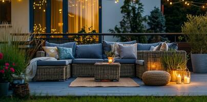 ai gegenereerd een buitenshuis balkon met verlichting, couches en klein tuinen foto