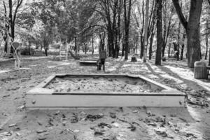 fotografie Aan thema leeg houten zandbak met zand voor kinderen foto