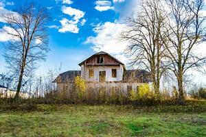 mooi oud verlaten gebouw boerderij huis in platteland Aan natuurlijk achtergrond foto