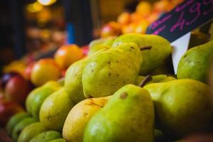 peren en perziken bij een kruidenierswinkelmarktkraam