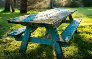 ai gegenereerd antiek picknick tafel Aan de gras foto