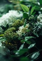 ai gegenereerd boeketten van verschillend Groenen en wit bloemen voor een bruiloft foto