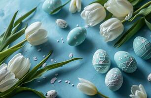 ai gegenereerd blauw Pasen eieren en tulpen Aan blauw achtergrond foto