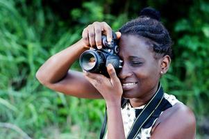 jonge vrouwelijke fotograaf die foto's maakt. foto