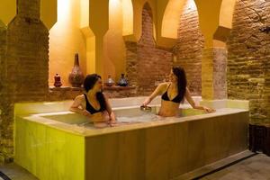 twee vrouwen genieten van arabische baden hamam in granada foto