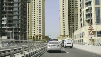 Verenigde Arabisch emiraten, Dubai - oktober 2017. verkeer jam Bij weg in dubai. donderdag en vrijdag nachten zijn de drukste in Dubai net zo het is de laatste dag van de werk week en haar ook de weekend voor meest foto