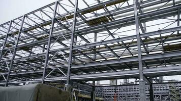 stellingen installatie Bij een tank met werkwijze structuren van raffinaderij petrochemisch planten in de achtergrond. groot staal structuren voor fabriek foto