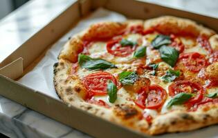 ai gegenereerd tomaat en kaas pizza Aan een wit pizza doos foto