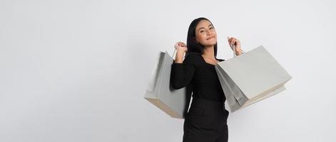 vrouw winkelen concept. gelukkig meisje en boodschappentassen foto