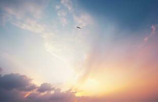 ai gegenereerd lucht blauw en oranje licht van de zon door de wolken in de lucht overleven foto