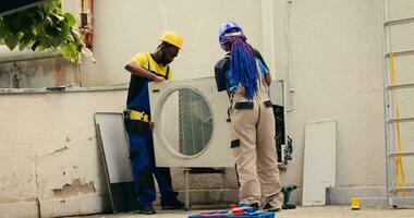 licentie deskundige in opdracht door cliënt naar werk Aan uit van bestellen lucht conditioner, ontmanteling condensor metaal spoel paneel. nauwkeurig draadman opening hvac systeem naar controleren voor slecht bedrading foto