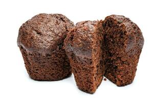 geheel en besnoeiing in voor de helft chocola muffin geïsoleerd Aan wit achtergrond. chocola spaander muffin. foto