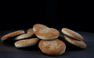 mooi ronde koekjes Aan een houten bord. een weinig koekjes. een bundel van koekjes. foto