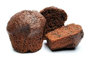 geheel en besnoeiing in voor de helft chocola muffin geïsoleerd Aan wit achtergrond. chocola spaander muffin. foto