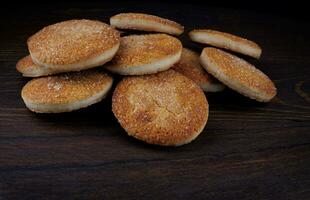 mooi ronde koekjes Aan een houten bord. een weinig koekjes. een bundel van koekjes. foto