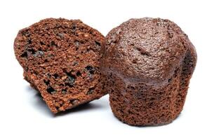 geheel en besnoeiing in voor de helft chocola muffin geïsoleerd Aan wit achtergrond. chocola spaander muffin. foto
