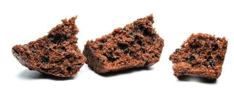 chocola muffin gebroken in stukken geïsoleerd Aan een wit achtergrond. chocola spaander muffin. foto