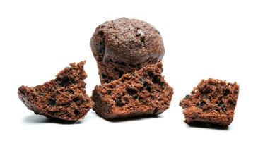geheel en gebroken in stukken chocola muffin geïsoleerd Aan een wit achtergrond. chocola spaander muffin. foto
