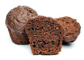 geheel en besnoeiing in voor de helft chocola muffin geïsoleerd Aan wit achtergrond. chocola spaander muffin. foto