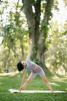 portret van jong vrouw beoefenen yoga in tuin.vrouw geluk. in de park wazig achtergrond. foto