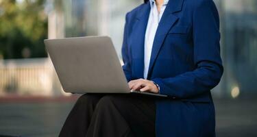 jong Aziatisch bedrijf vrouw leider ondernemer, professioneel manager Holding digitaal tablet computer uon de straat in groot stad foto