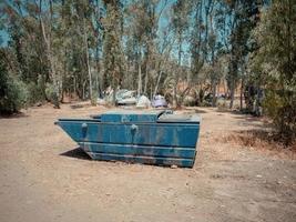 grote blauwe metalen vuilnisbak op een camping in de Jordaanse vallei van Israël